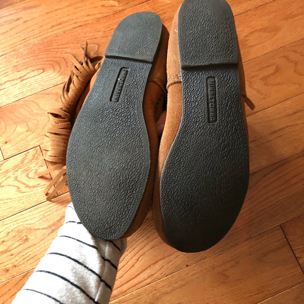 Minnetonka 3 Tier Fringe Boots - Picture 3 of 8